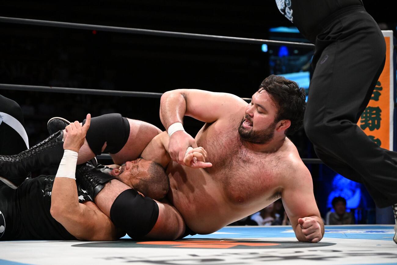 ディック東郷を締め上げるウルフアロン（右）（C）新日本プロレス