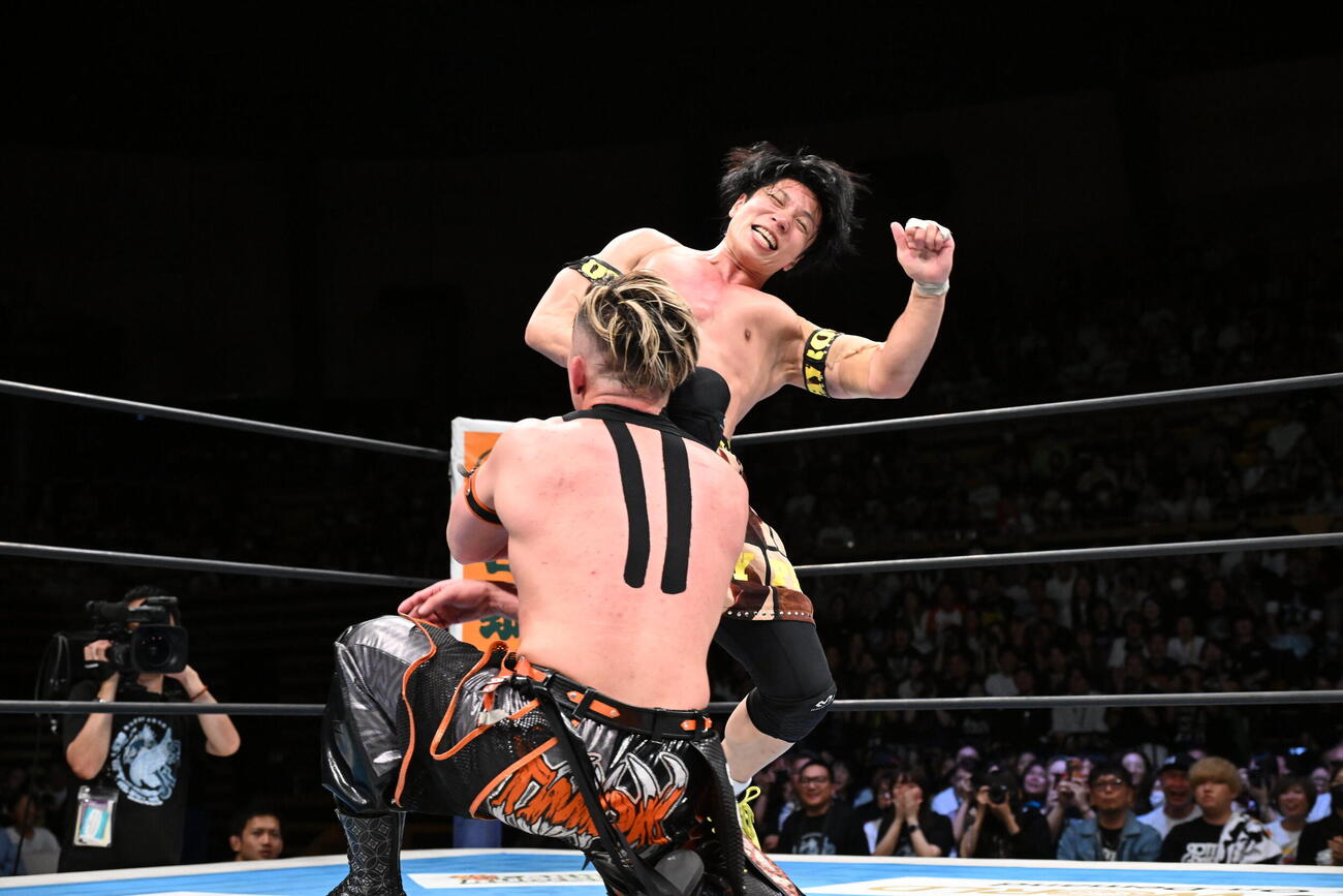 藤田晃生にボマィエを決めるYOH（C）新日本プロレス