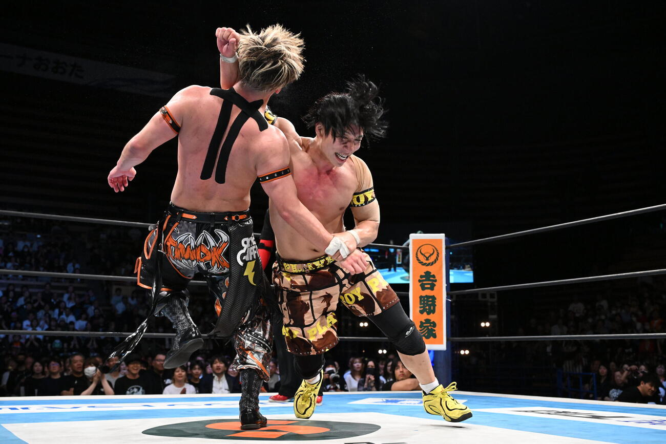 藤田晃生にレインメーカーを決めるYOH（C）新日本プロレス