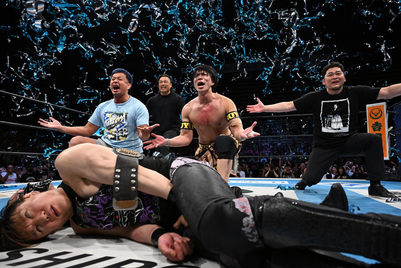 “極上のCHAOSざんまい”で大会を締めくくった（後列左から）YOSHI－HASHI、後藤洋央紀、YOH、矢野通（C）新日本プロレス