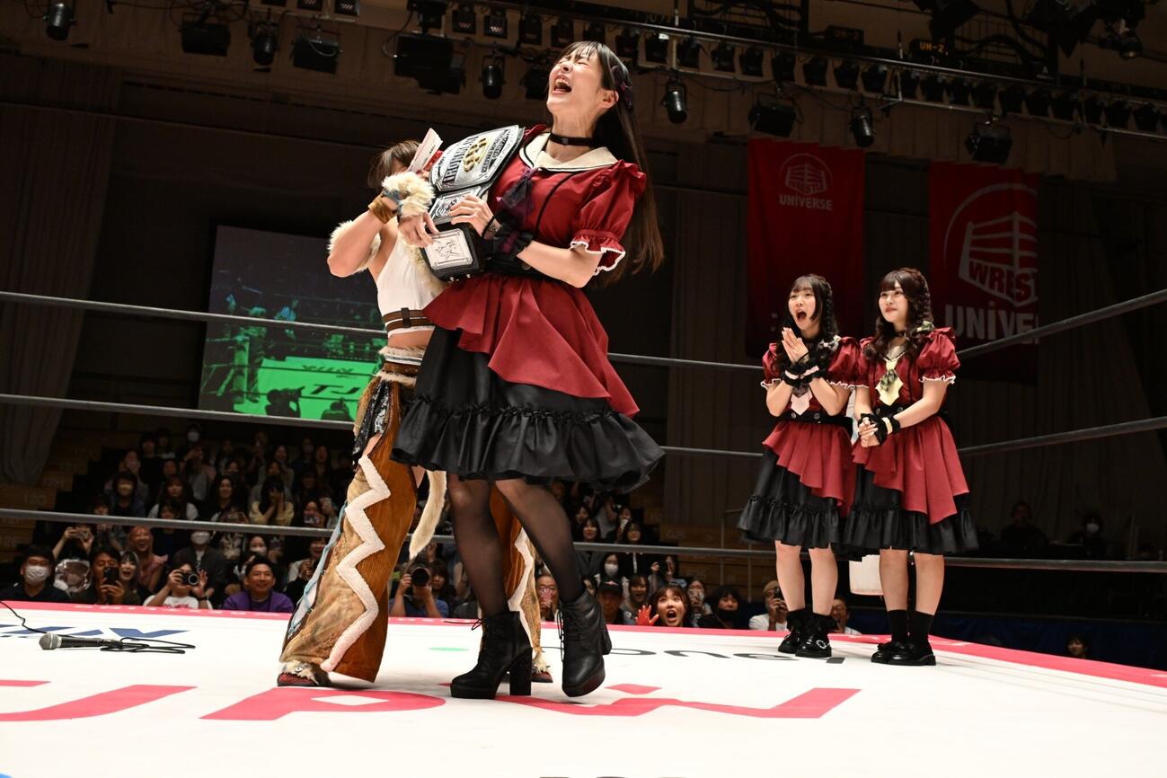 中島翔子にかまれてギブアップ負けした上坂すみれ（右）（C）東京女子プロレス