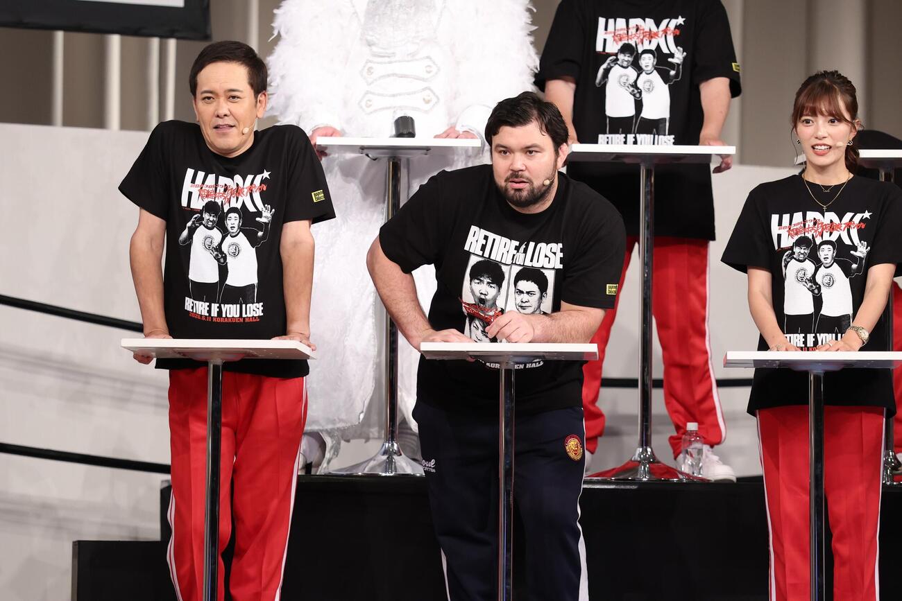 クイズを解答する（左から）有田哲平、ウルフアロン、テレ朝・三谷紬アナ