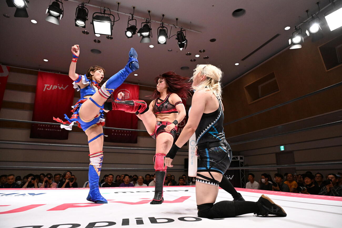 キラ・サマー（右）への荒井優希（左）のFinallyをキックでカットした山下実優（C）東京女子プロレス