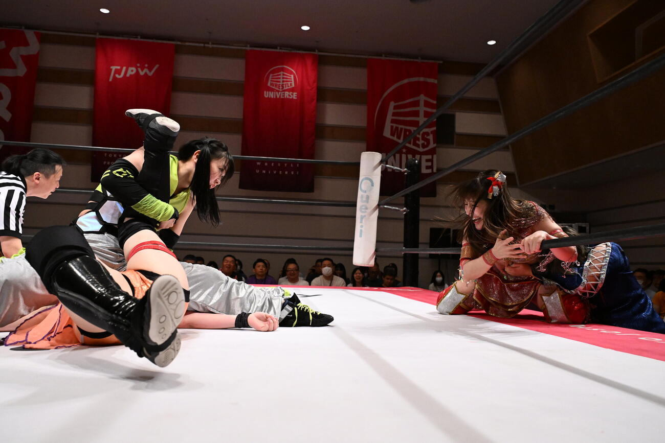 上原わかなの目の前で七瀬千花をフォールした鈴芽（C）東京女子プロレス