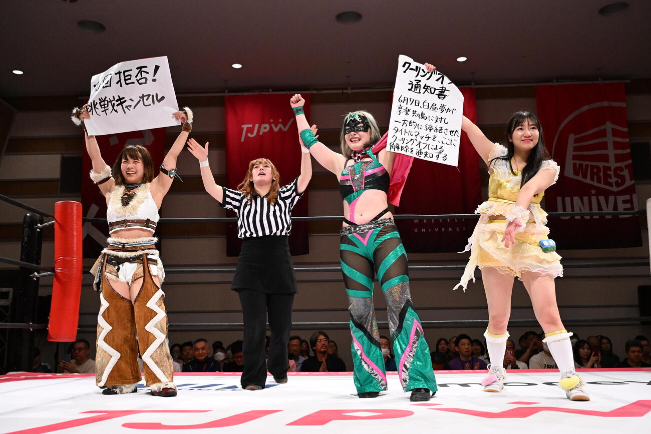 タッグ王座への挑戦を拒否した中島翔子（左端）とハイパーミサヲ（右から2人目）の享楽共鳴＆らく組が勝利した（C）東京女子プロレス