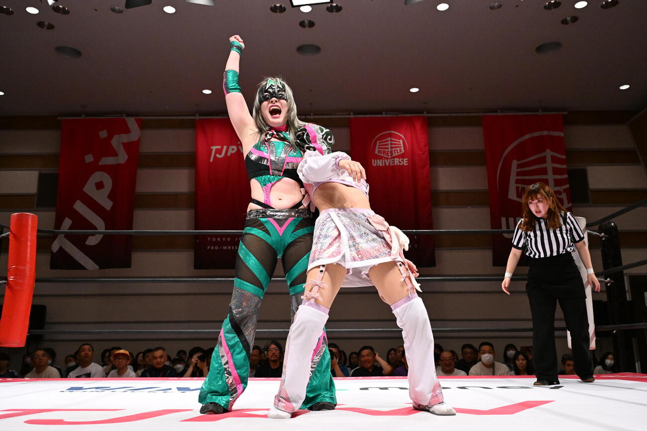 ハイパーミサヲ（左）が小夏れんを仕留めて勝利した（C）東京女子プロレス