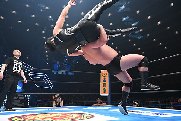 アングルスラムで成田蓮をたたきつけるウルフアロン（C）新日本プロレス