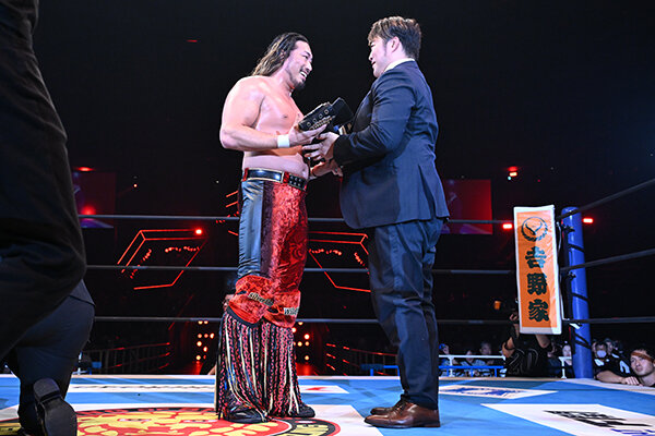 棚橋弘至社長からベルトを渡される辻陽太（C）新日本プロレス