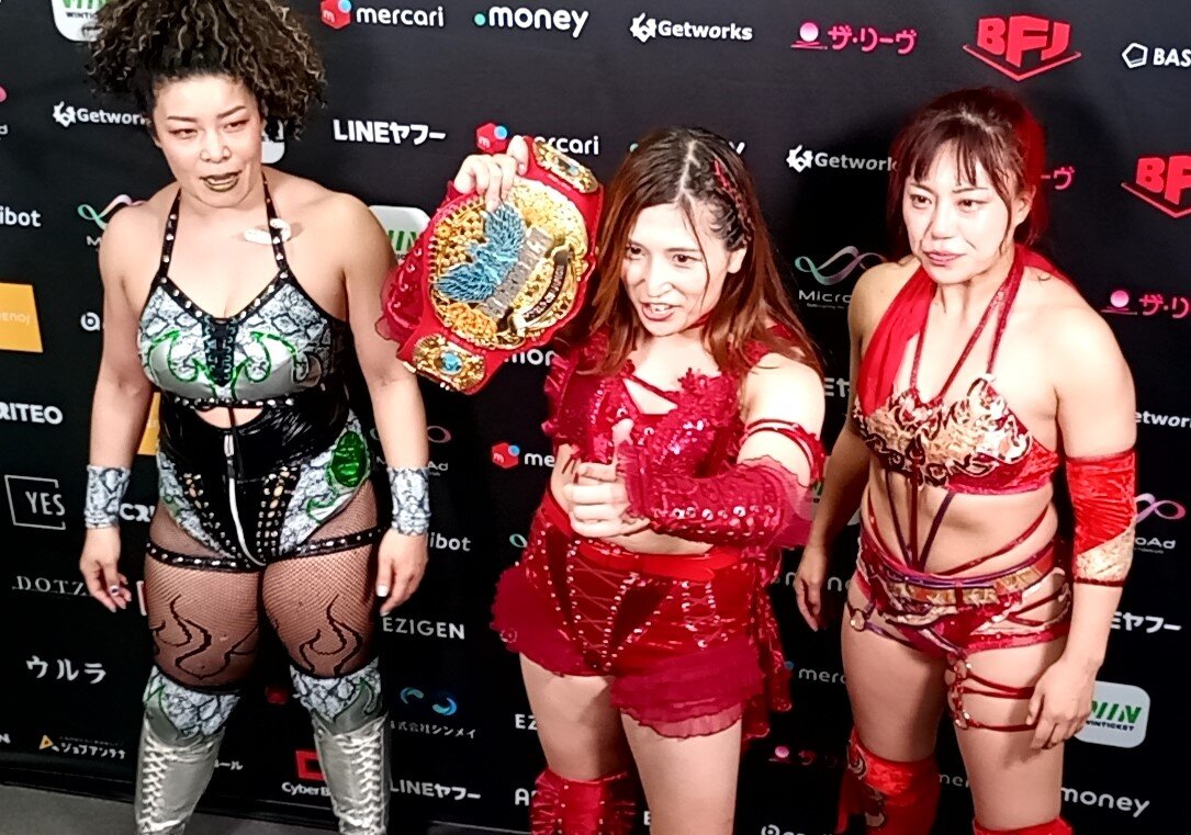 ナイトシェイドとのワールド王座防衛戦前、最後の前哨戦に勝利した青野未来（中央）とZONES（左）、高瀬みゆき