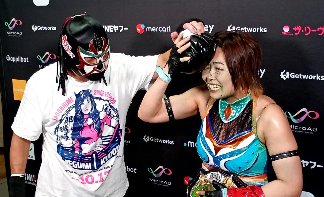 ザ・グレート・サスケにおでこを冷やしてもらいながらベルト獲得を喜ぶMIRAI