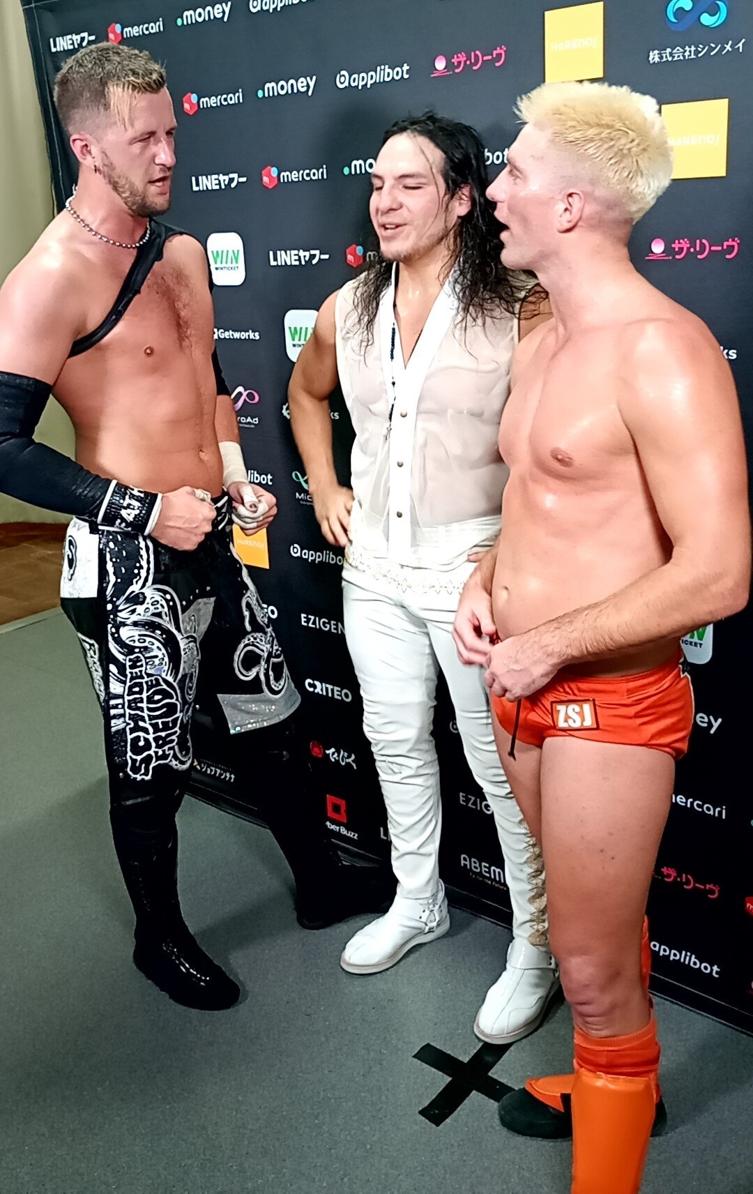 他団体三銃士の（左から）クリス・ブルックス、ルイス・マンテ、ザック・セイバーJr．