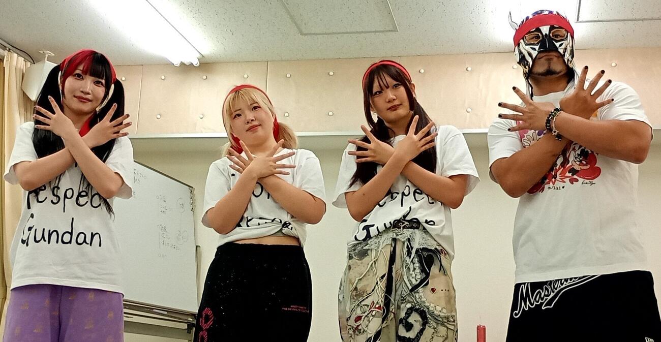 「伊藤リスペクト軍団フォーエバー」のポーズをする（左から）古沢稀杏、梨杏、伊藤麻希、エル・デスペラード
