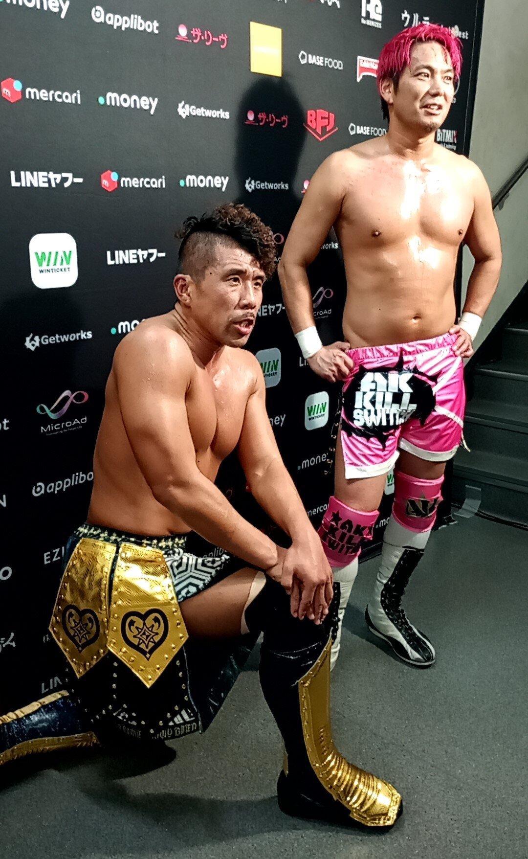敗れた大原はじめ（左）と小峠篤司