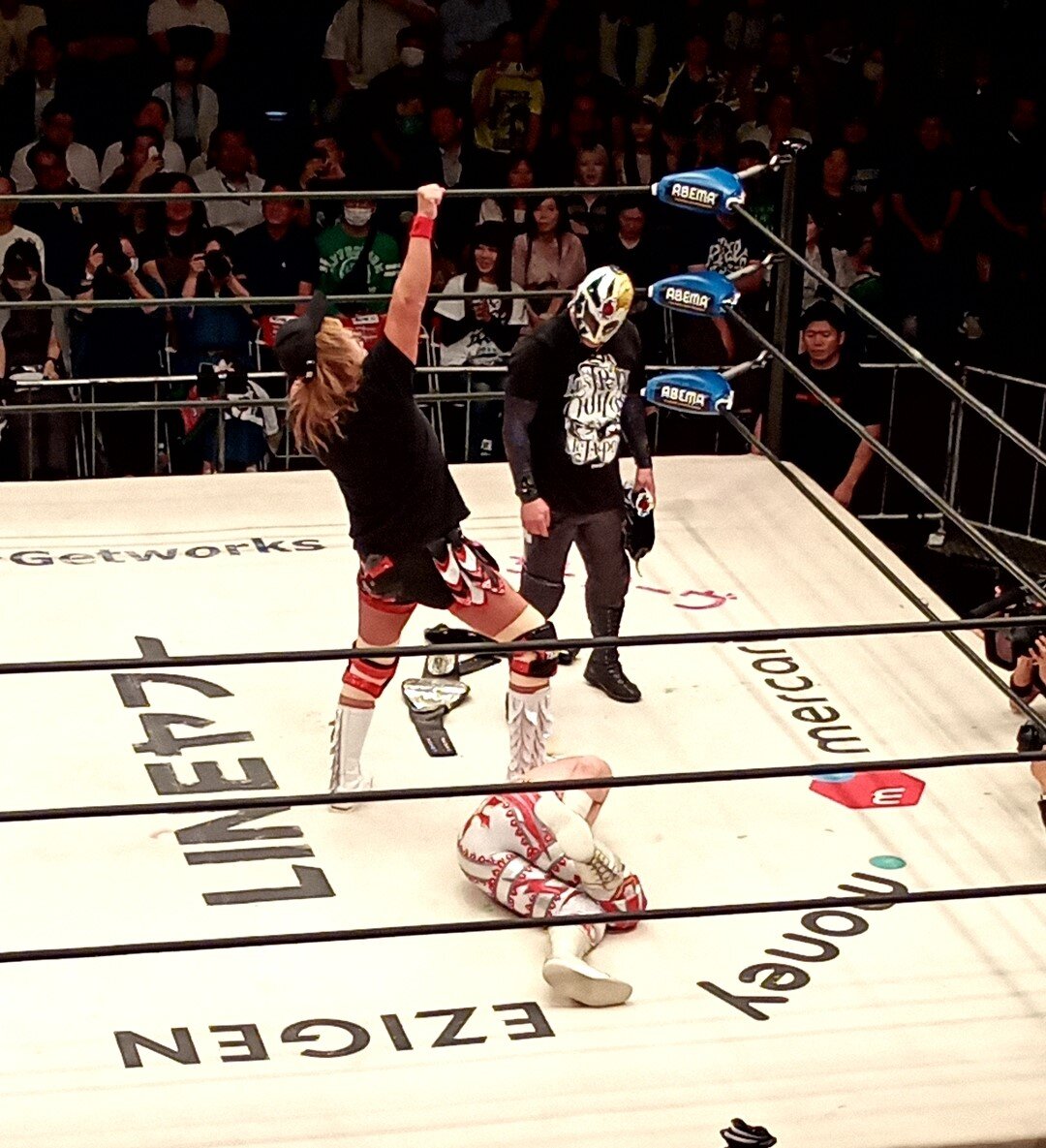 倒れる清宮海斗を踏みつけてポーズをとる内藤哲也とそれを見るBUSHI