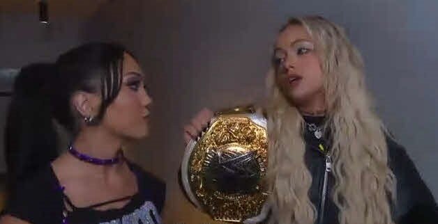 ロクサーヌ・ペレス（左）とバックステージで会話するWWE女子世界王者リブ・モーガン（C）AbemaTV,Inc.