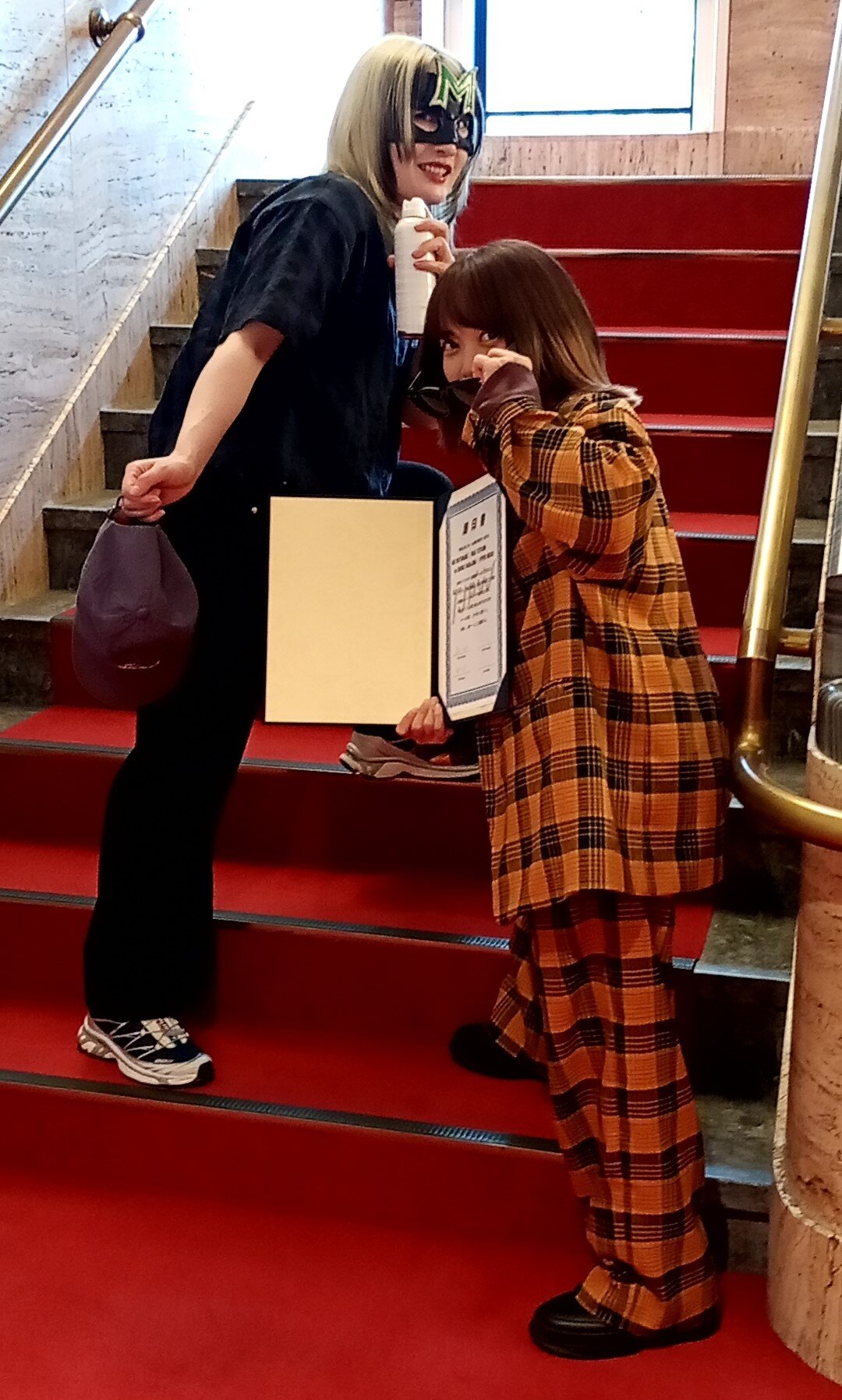 調印書を奪って逃走したハイパーミサヲ（左）と中島翔子