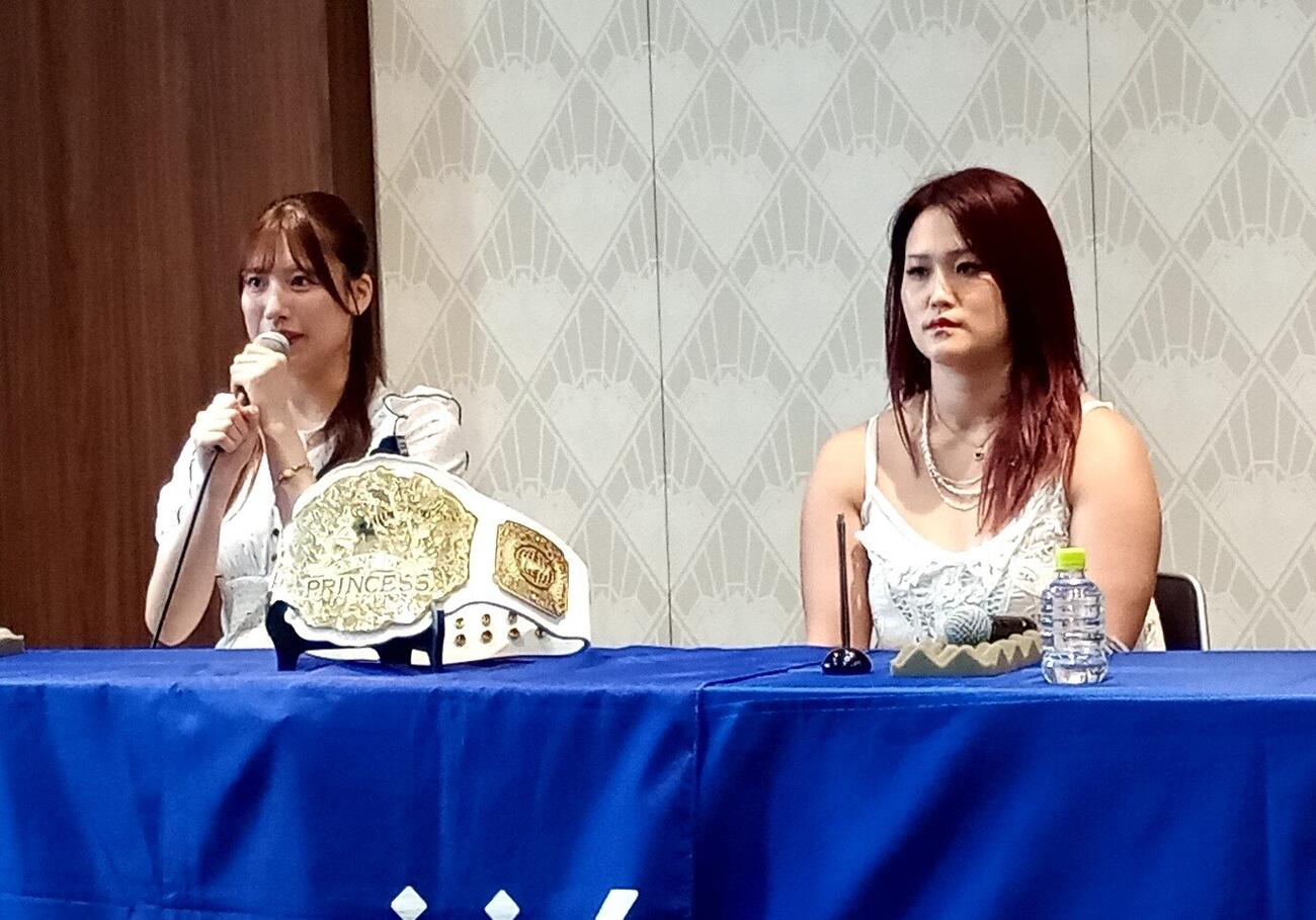 会見に臨んだプリプリ王者の荒井優希（左）と挑戦者の山下実優