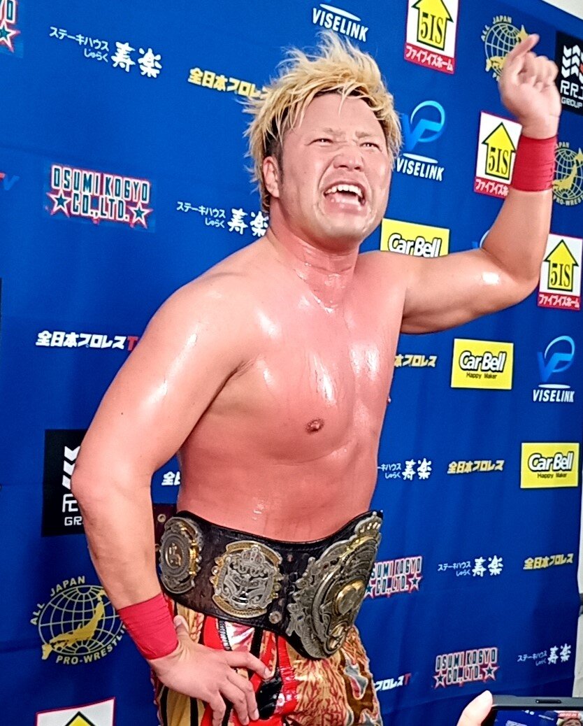バックステージでもノリノリでコメントする宮原健斗