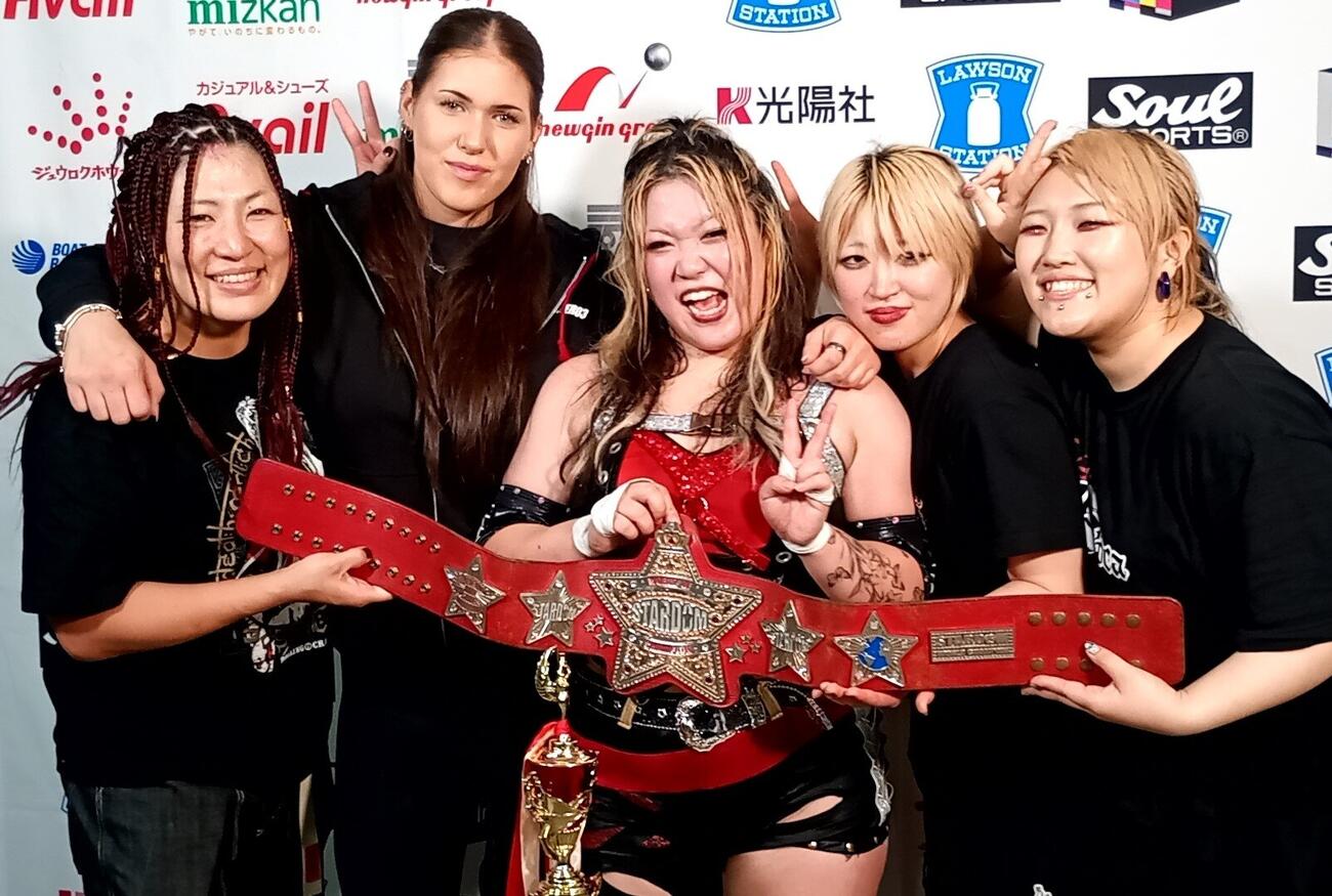 鈴季すずのワールド・オブ・スターダム王座獲得を喜ぶMi Vida Locaのメンバーたち（左から、山下りな、ボジラ、鈴季、鉄アキラ、青木いつ希）