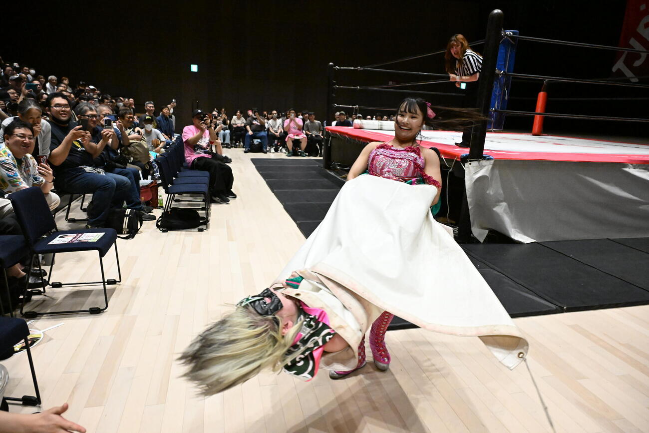 ジャイアントスイングでハイパーミサヲを回す渡辺未詩（C）東京女子プロレス