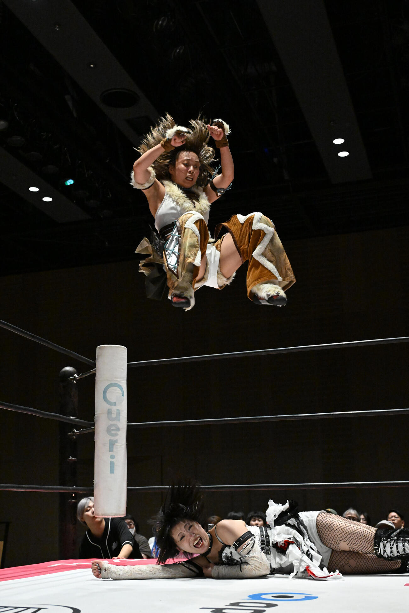 セントーンで飛ぶ中島翔子（下は辰巳リカ）（C）東京女子プロレス
