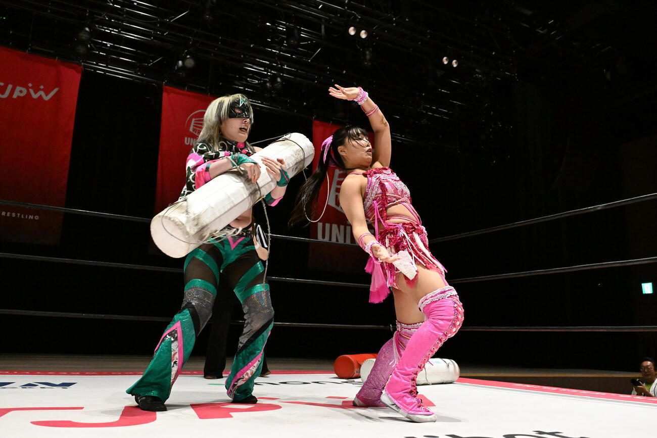ウレタンで渡辺未詩を殴打するハイパーミサヲ（左）（C）東京女子プロレス