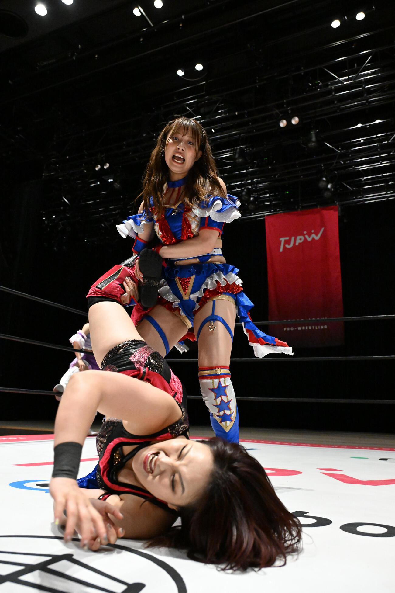 山下実優にサソリ固めを狙う荒井優希（C）東京女子プロレス