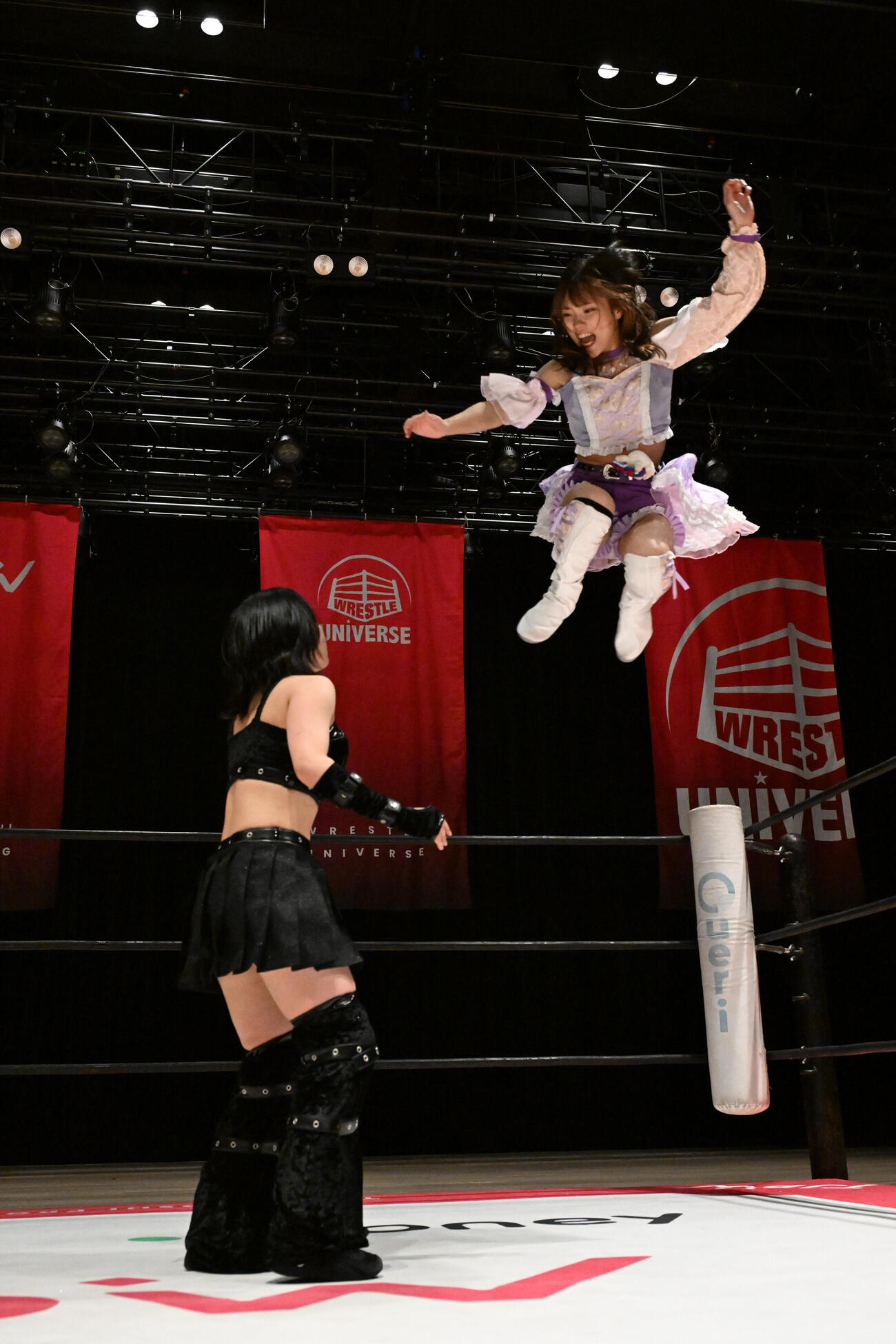 神嵜志音にキックを見舞う小夏れん（C）東京女子プロレス