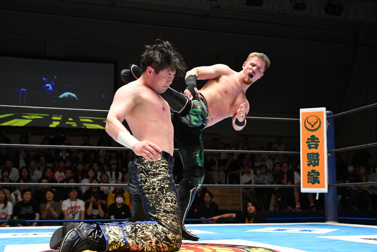 マスター・ワトにバズソーキックを見舞うフランシスコ・アキラ（C）新日本プロレス
