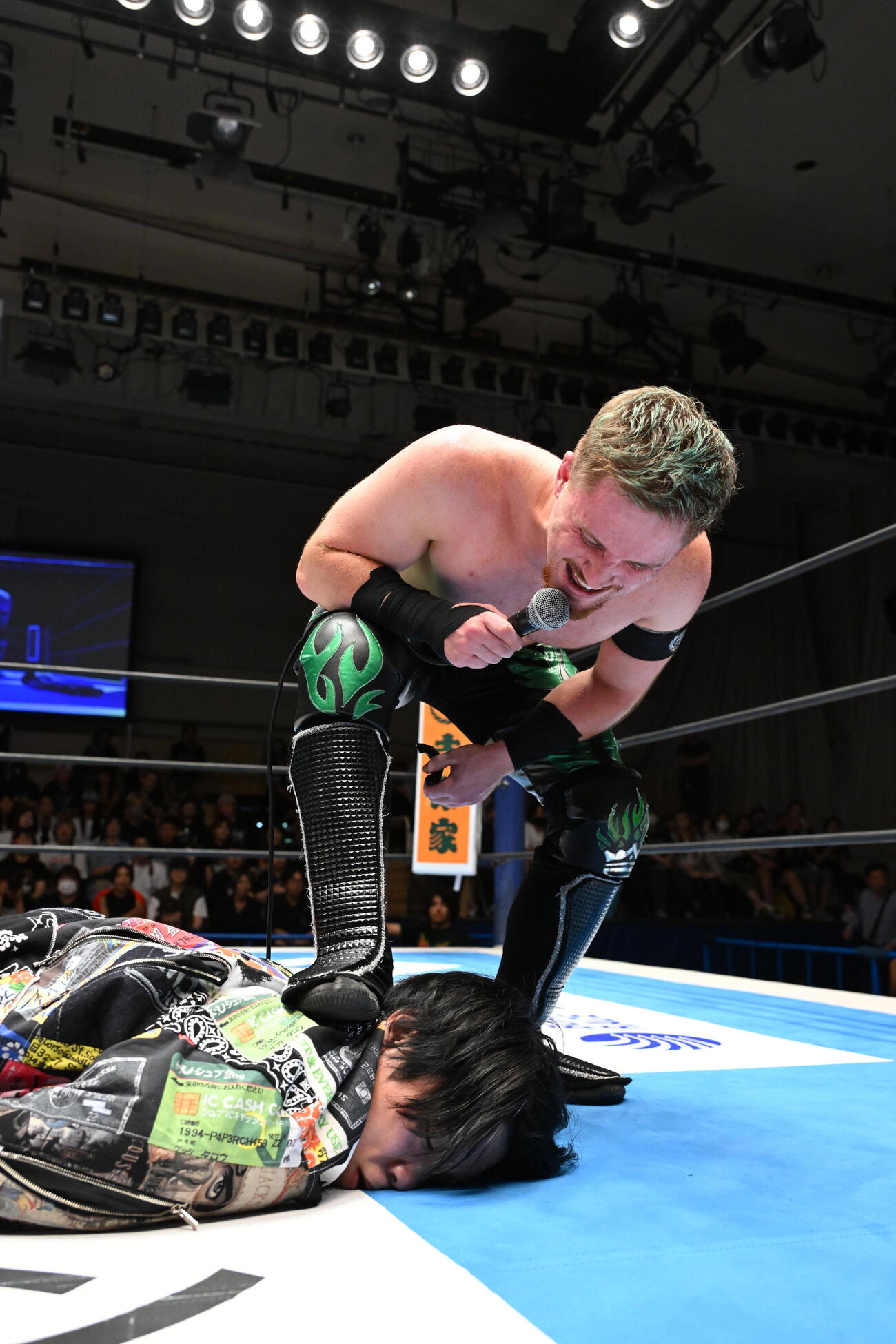 YOHを踏みつけて挑発するフランシスコ・アキラ（C）新日本プロレス