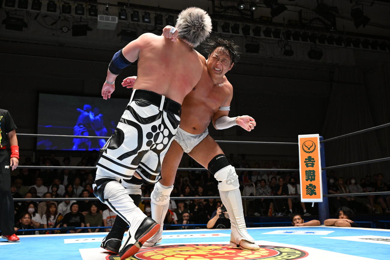 Yuto－Ice（左）にラリアットを見舞うタイチ（C）新日本プロレス