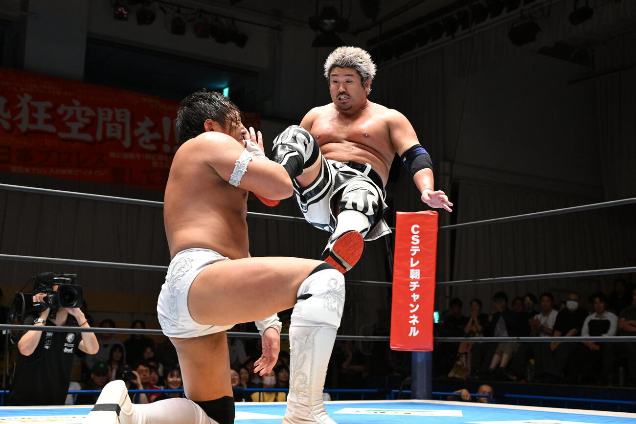 タイチ（左）にCruellaをヒットさせるYuto－Ice（C）新日本プロレス