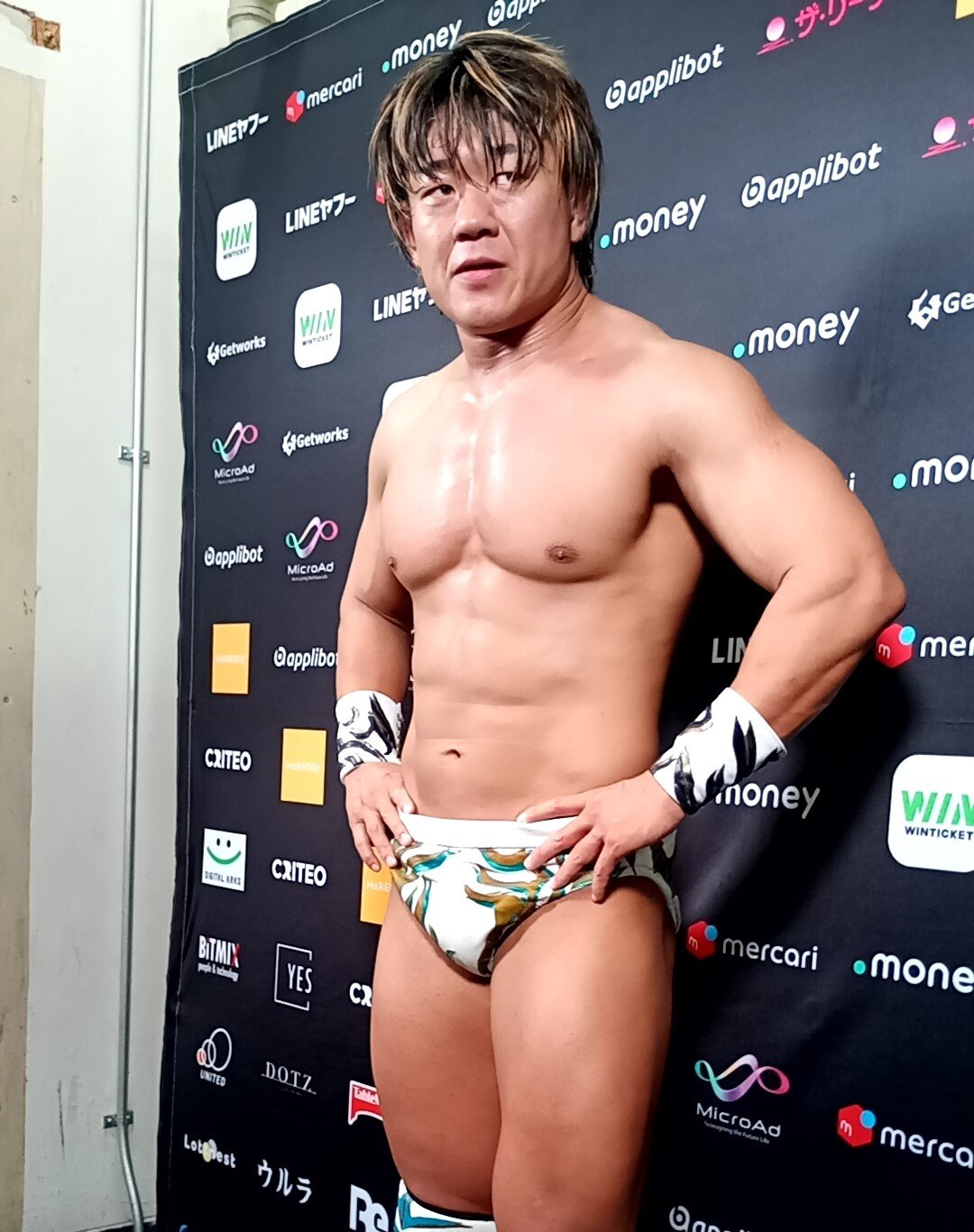 敗れて悔しそうな遠藤哲哉