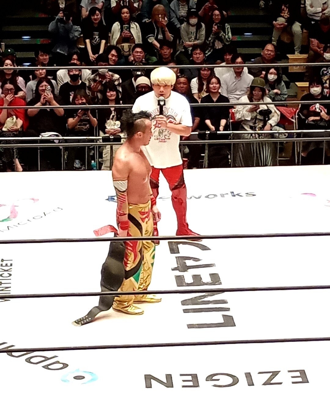 丸藤正道（手前）に次期挑戦を直訴する拳王