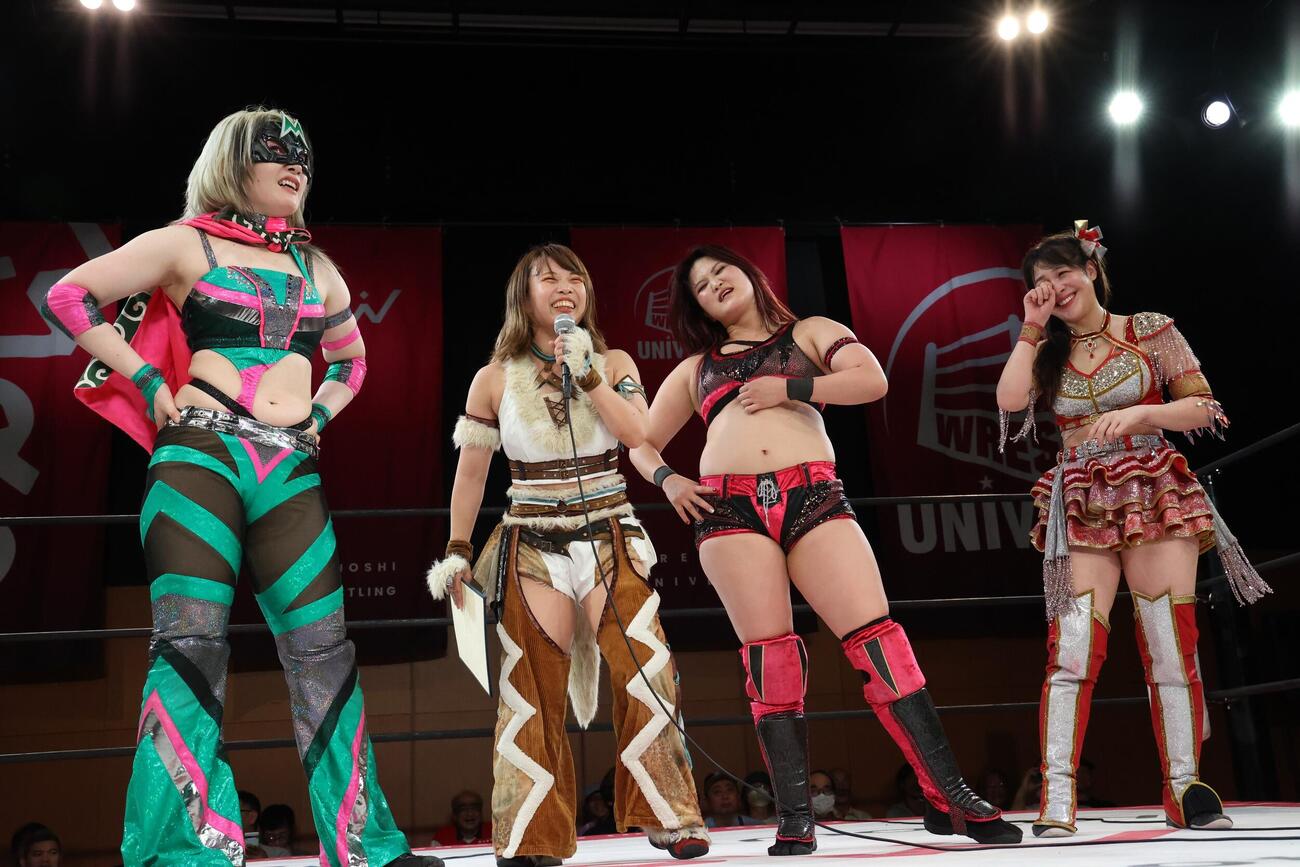 勝利した“挑戦者チーム”の（左から）ハイパーミサヲ、中島翔子、山下実優、上原わかな（C）東京女子プロレス