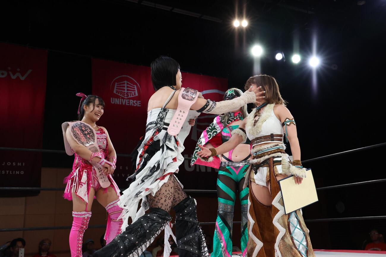 辰巳リカ（左から2人目）はタッグ王座挑戦を表明した中島翔子（右端）とハイパーミサヲ（右から2人目）にビンタを見舞った（左端は渡辺未詩）（C）東京女子プロレス