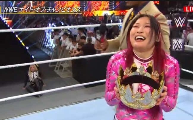 WWE女子世界王者リブ・モーガン（左奥）を下し、クイーン・オブ・ザ・リング決勝を制したイヨ・スカイ（C）AbemaTV,Inc.