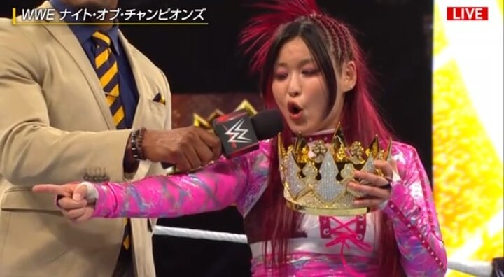 クイーン・オブ・ザ・リング決勝を制したイヨ・スカイ（右）はWWE女子世界王者リブ・モーガンに挑戦表明（C）AbemaTV, Inc.