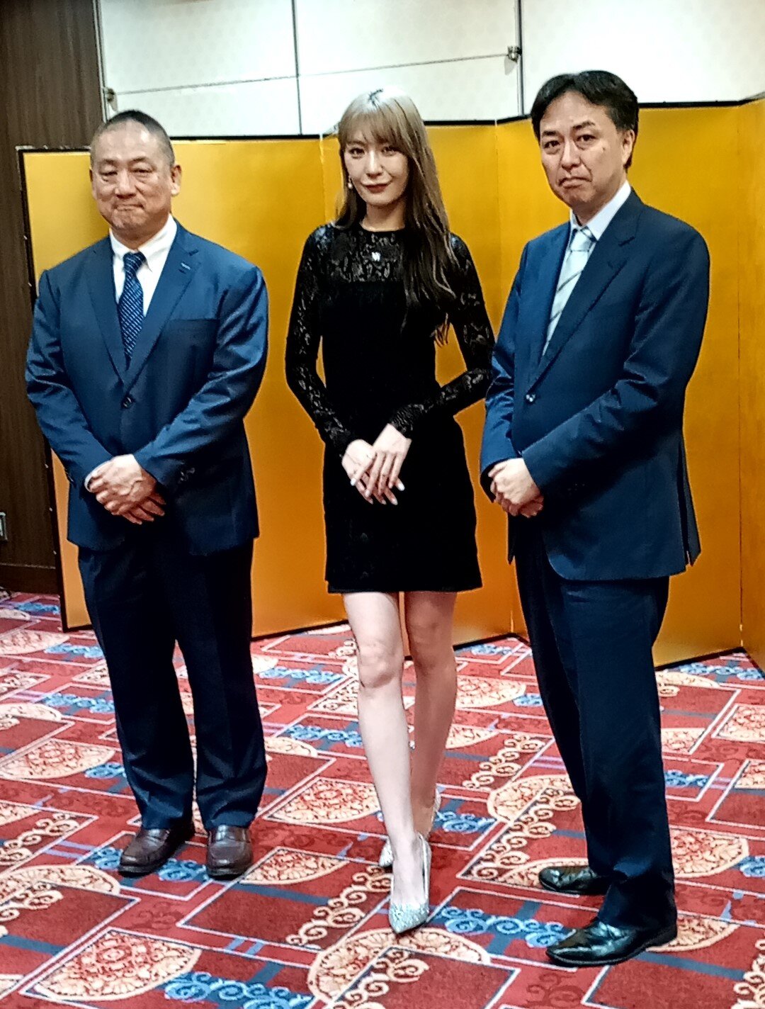 引退会見を行った、左からサイバーファイト高木三四郎副社長、上福ゆき、甲田哲也代表