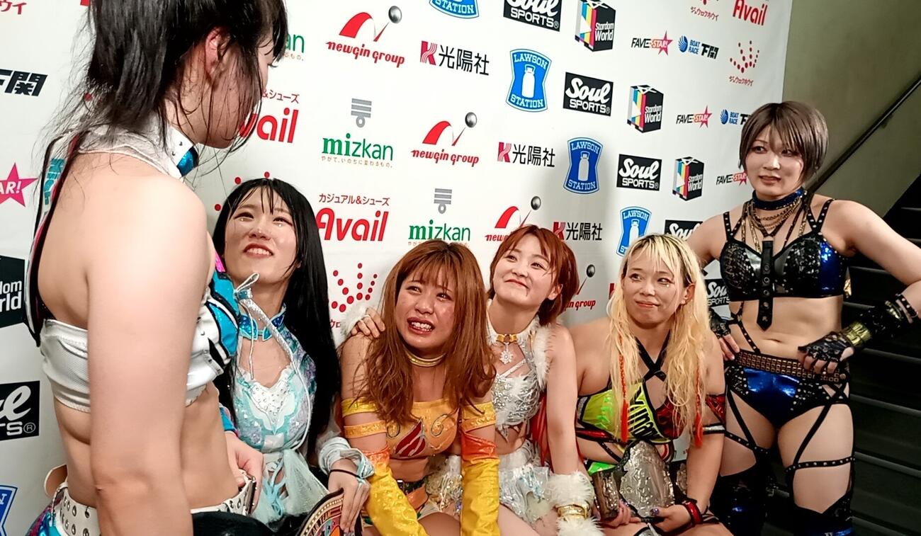キャプテンさくらあや（左端）に仕事を押し付けようとする玖麗さやか（左から2人目）と、そのやりとりを見守る（右から）安納サオリ、水森由菜、なつぽい、金屋あんね
