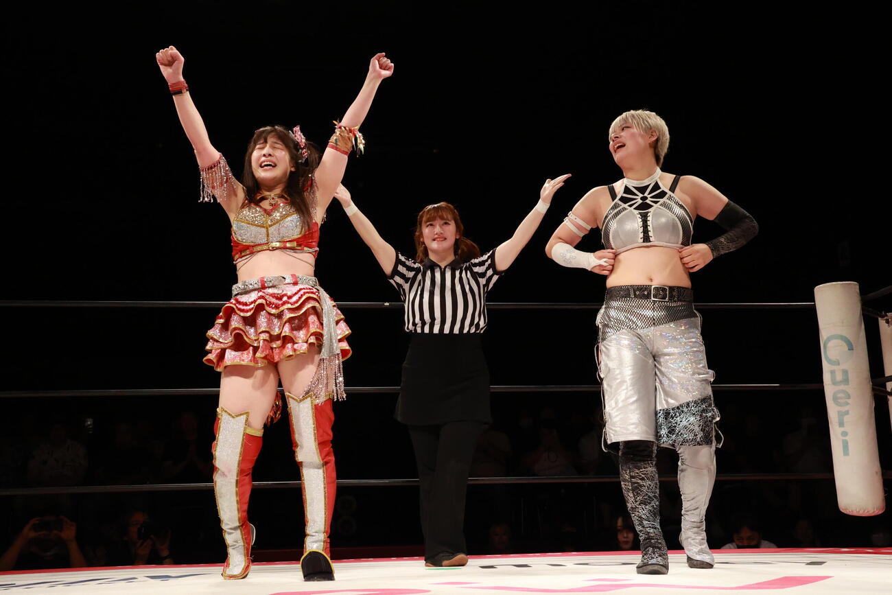 勝利した上原わかな（左）と凍雅（C）東京女子プロレス