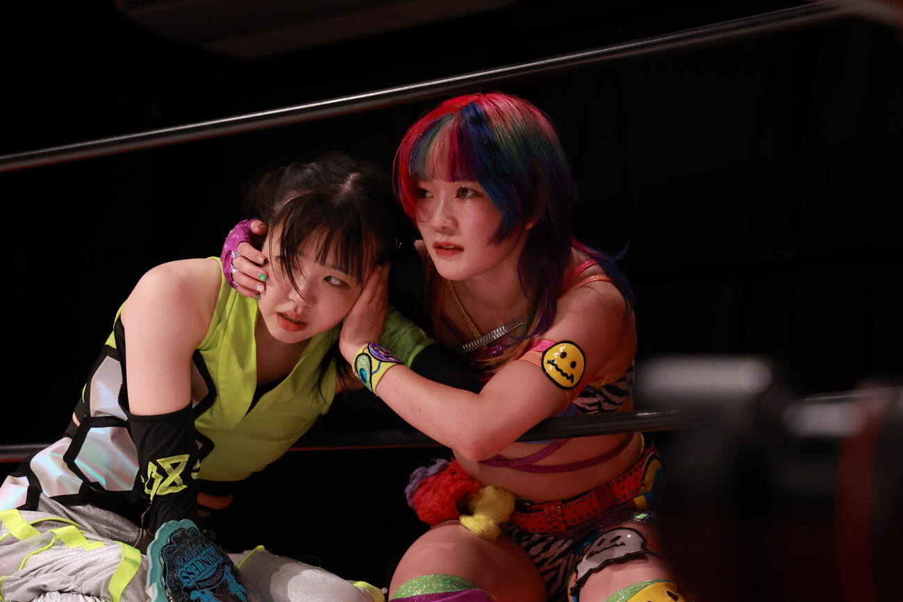 敗れた鈴芽と遠藤有栖（右）（C）東京女子プロレス