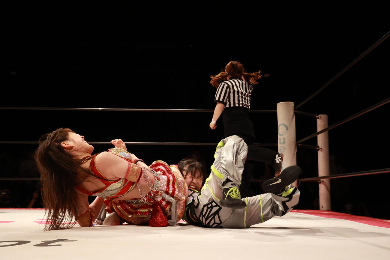 上原わかな（左）が鈴芽からギブアップを奪った（C）東京女子プロレス