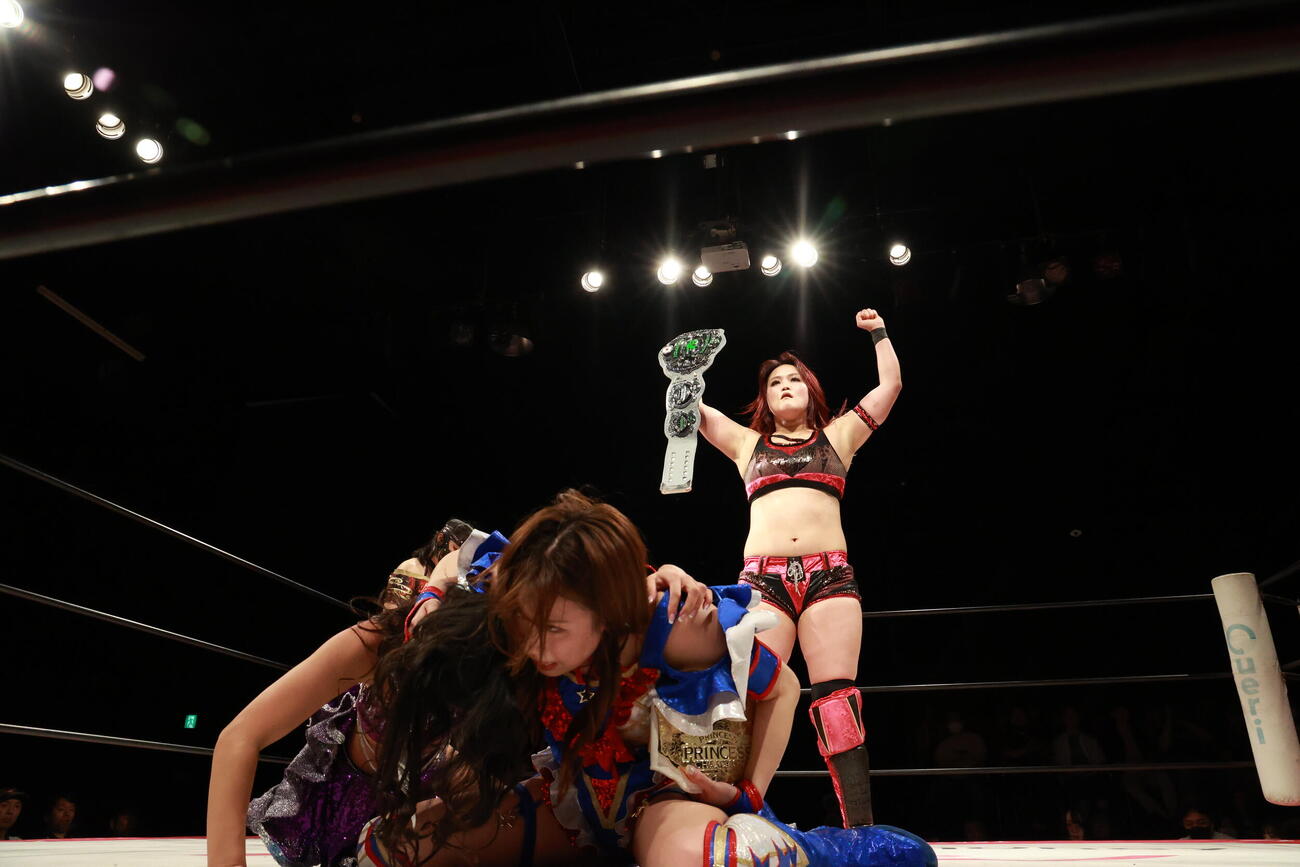 勝利した山下実優（奥）と敗れた芦田美歩（手前左）と荒井優希（C）東京女子プロレス