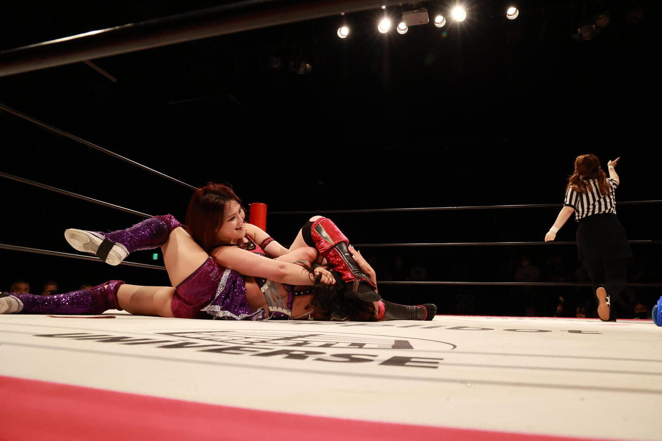 変形コブラクラッチで芦田美歩をとらえる山下実優（左）（C）東京女子プロレス