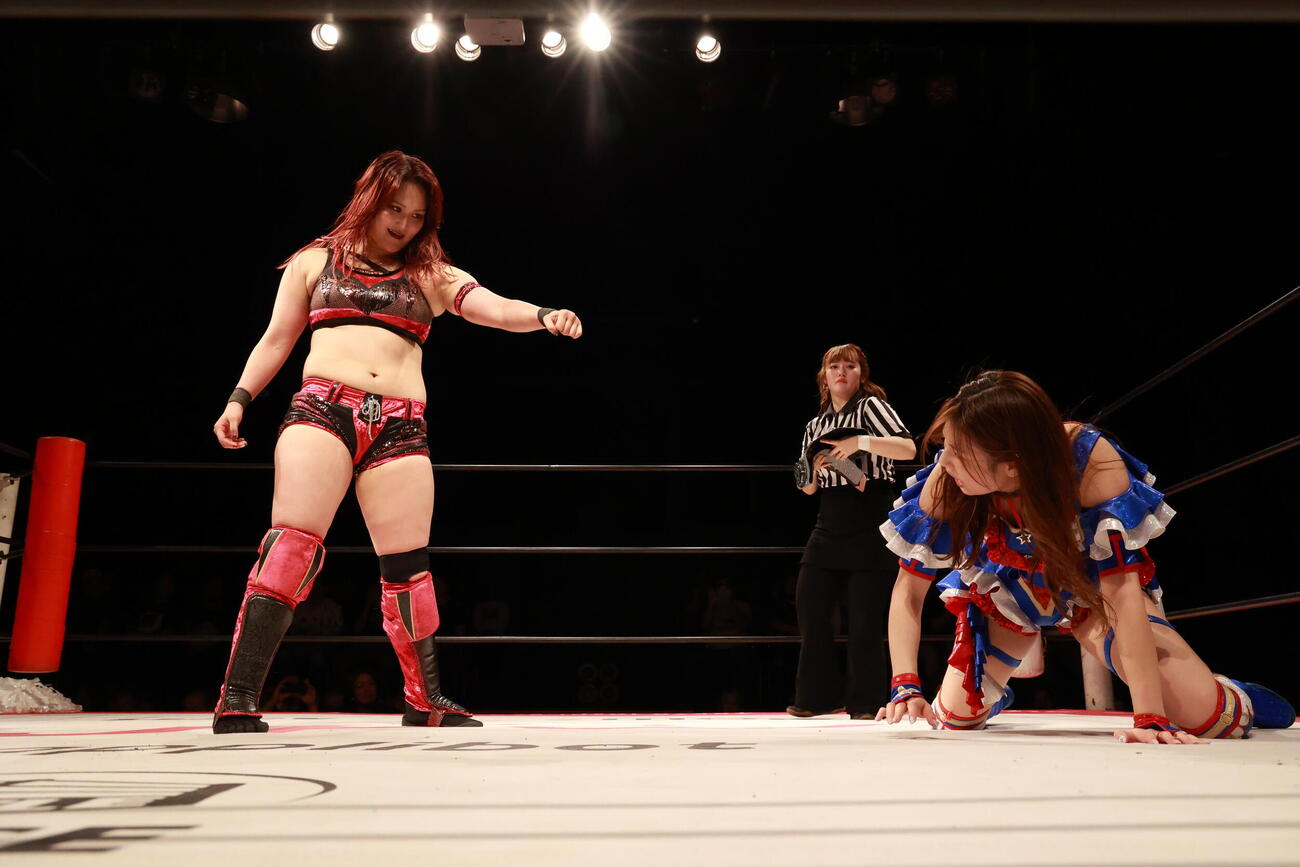 勝利後、荒井優希（右）を挑発する山下実優（C）東京女子プロレス