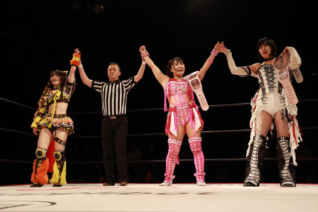 勝利した（左から）HIMAWARI、（レフェリー）、渡辺未詩、辰巳リカ（C）東京女子プロレス