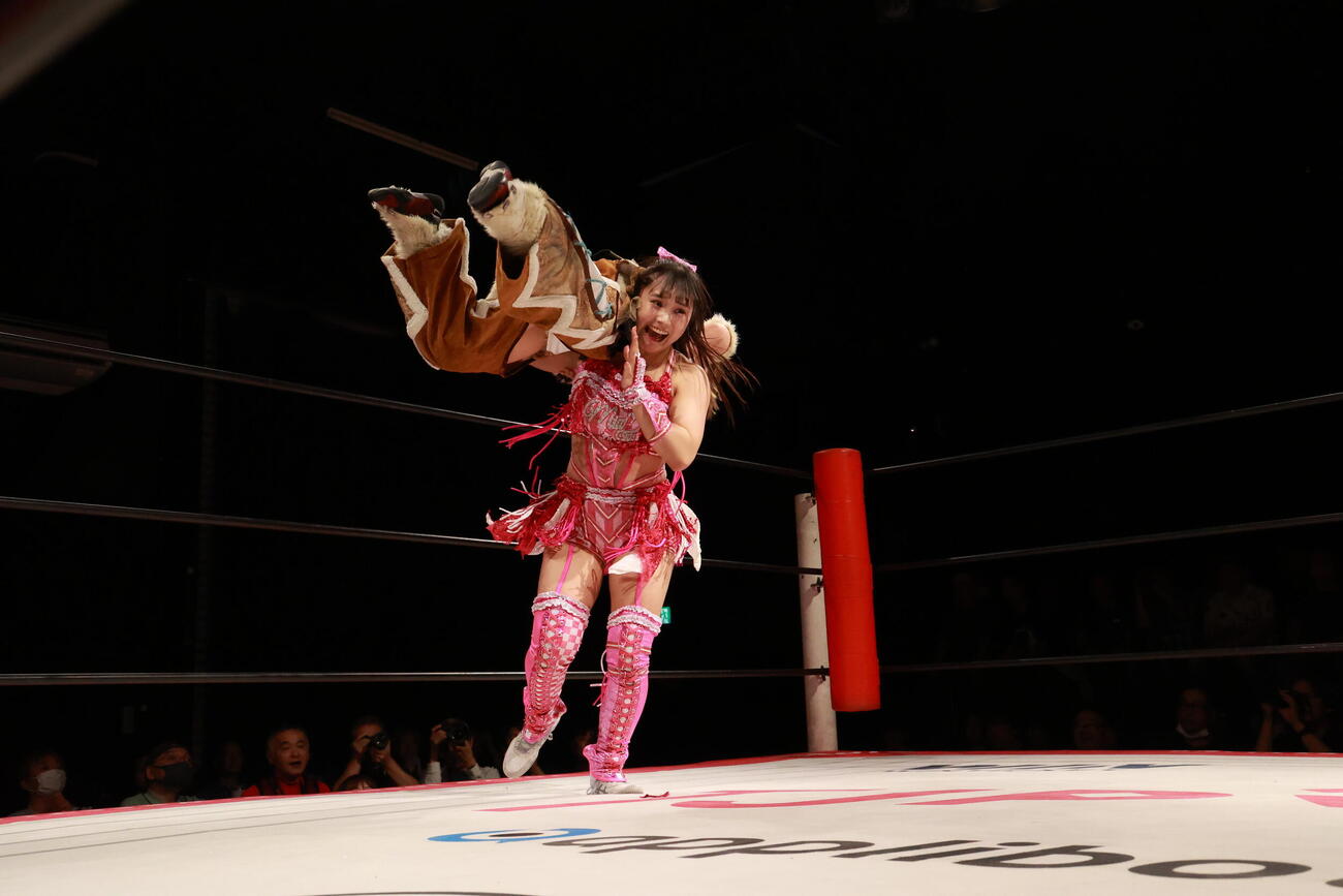 中島翔子をティアドロップでたたきつける渡辺未詩（下）（C）東京女子プロレス