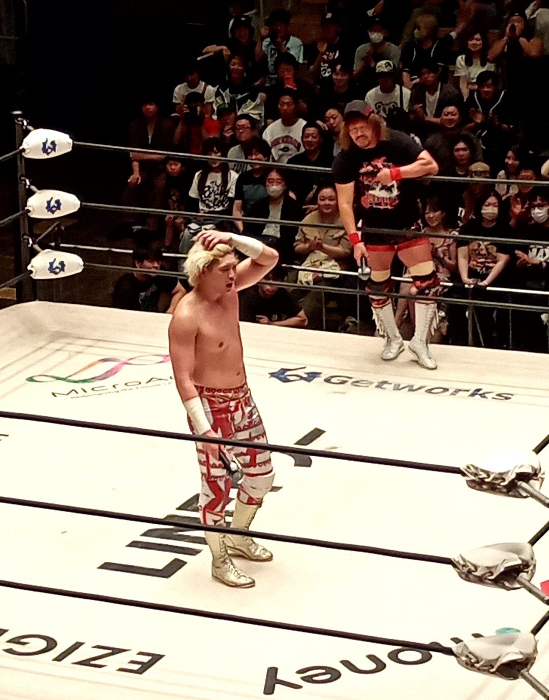 リング上で次のシングル戦がGHCヘビー級王座次期挑戦者決定戦だと“合意”した清宮海斗（手前）と内藤哲也