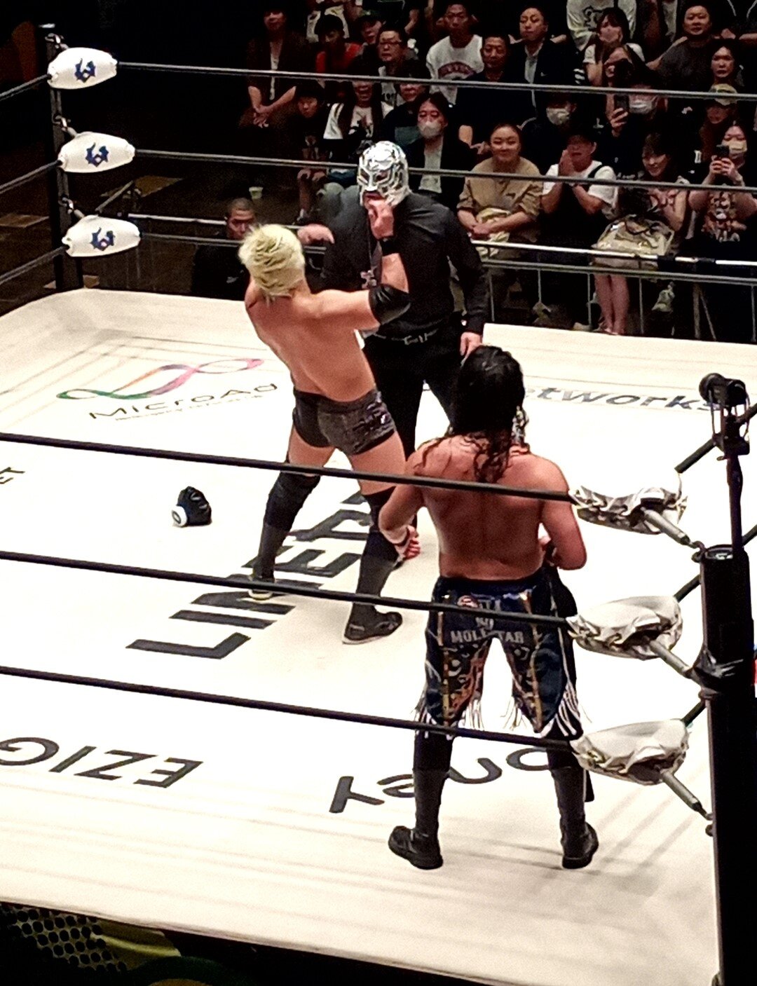 カイ・フジムラに毒霧を浴びせるBUSHI（手前はそれを見るEita）